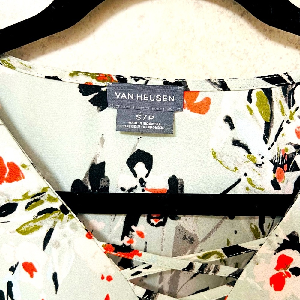 VAN HEUSEN PETITE SMALL WOMENS COLORFUL FLOWERY LIGHTWEIGHT FLOWING BELL BLOUSE - Picture 2 of 7